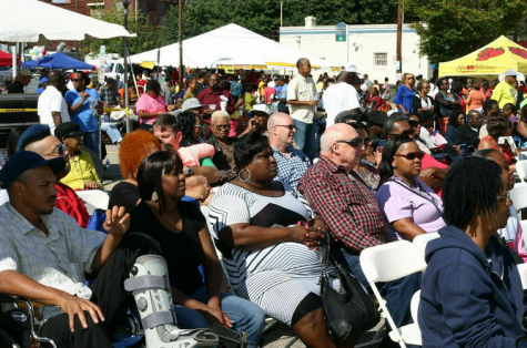 Crowd enjoys Army Band.